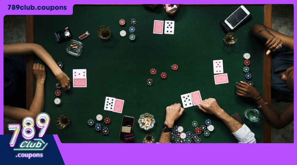 Hình ảnh mô phỏng chiến thuật chơi Poker, với các hành động Tight và Aggressive được giải thích rõ ràng